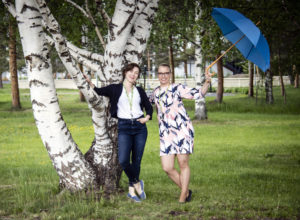 Pikkuduunia-hankkeen Kaisa ja Johanna poseeraavat Lakeustalon puistossa