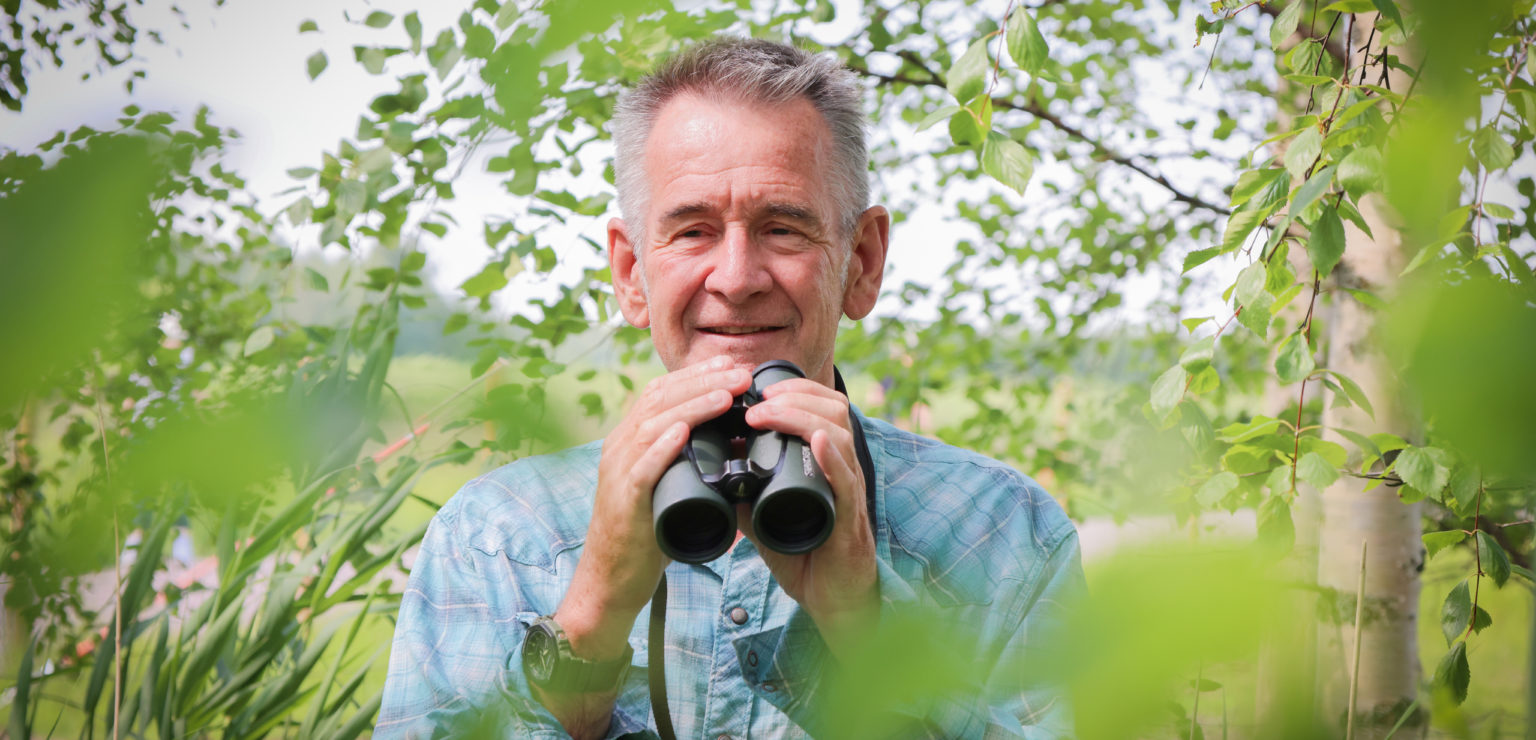 Mies kiikaroi pusikon keskellä.