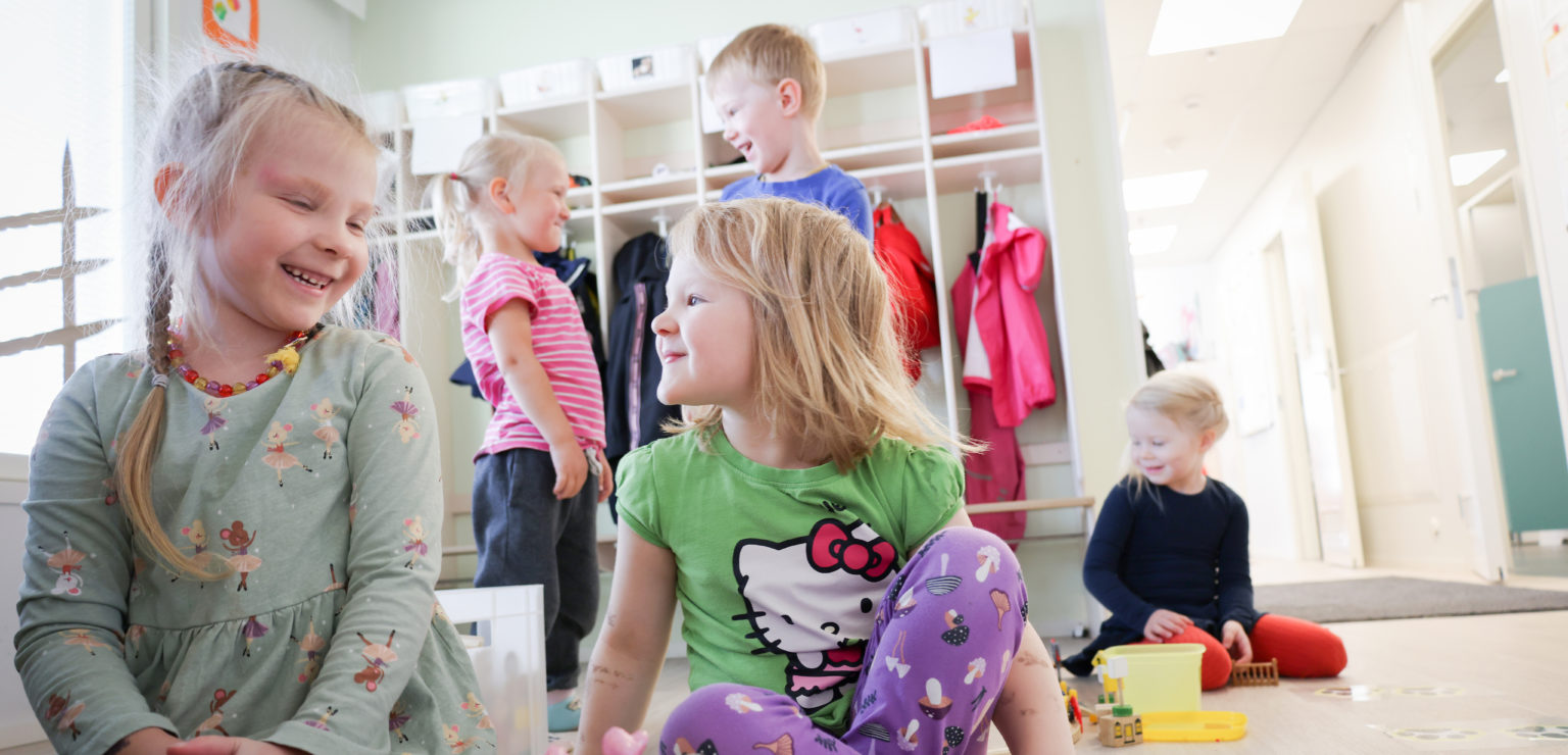Lapset leikkivät Aapin päiväkodissa.