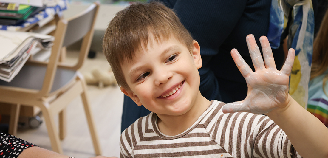 Oliver Härmä esittelee maalista kättään.