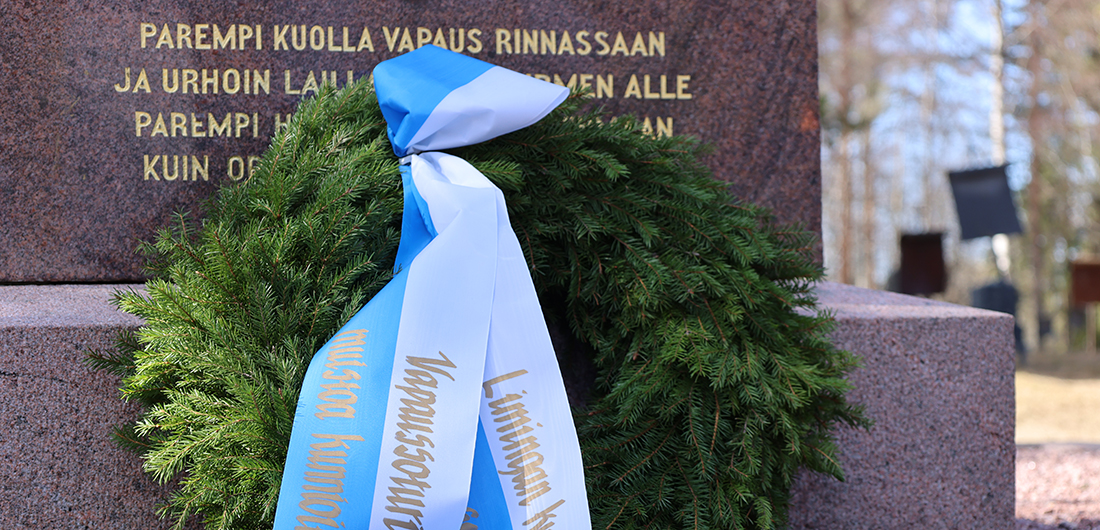 Seppee sankarihaudalla.