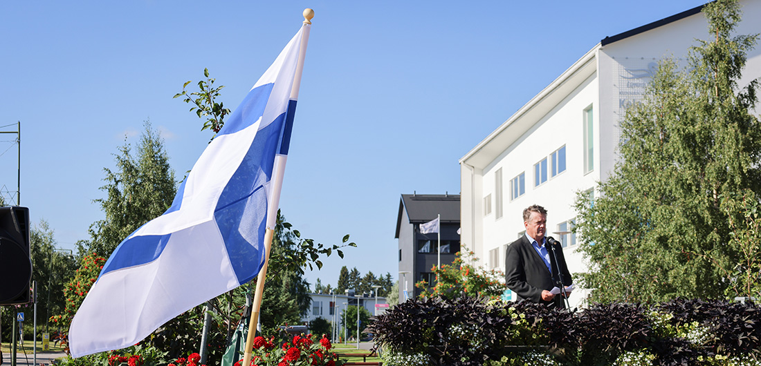 Maakuntajohtaja Pauli Harju pitää puhetta Limingan torilla.