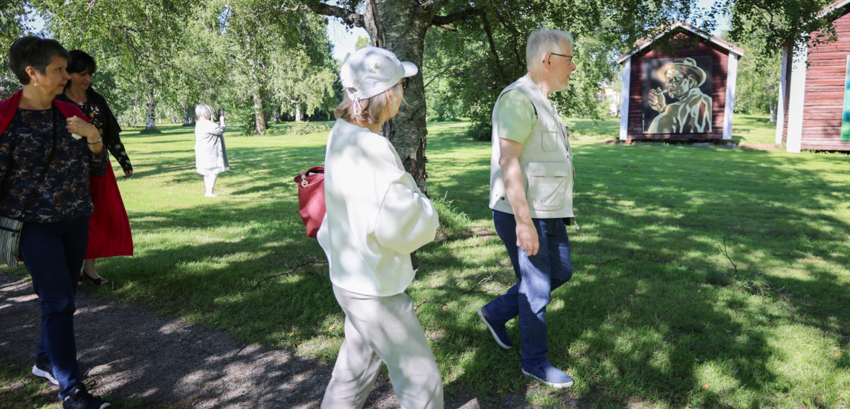 Vilho Lampi -seminaarin väkeä opastetulla kierroksella Vanhassa Limingassa.