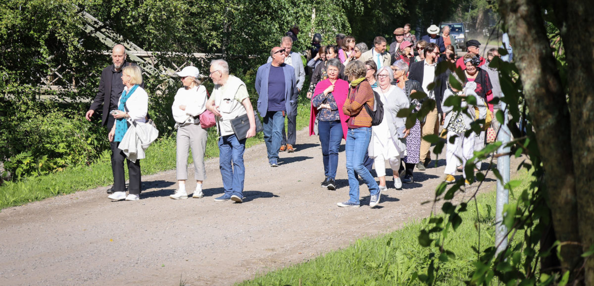 Väkijoukko kävelee Rantatietä elokuisessa vanhassa Limingassa.