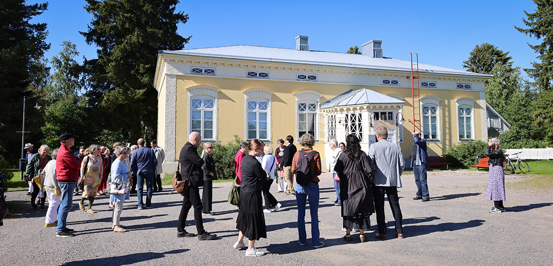 Ihmisiä Vanhassa Limingassa.