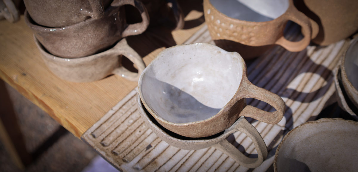 Keramiikkamukeja pöydällä.