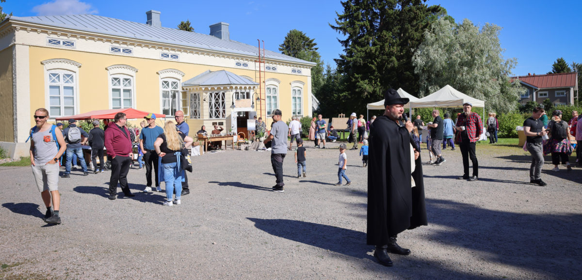 Markkinaväkeä Kivikoulun edessä.