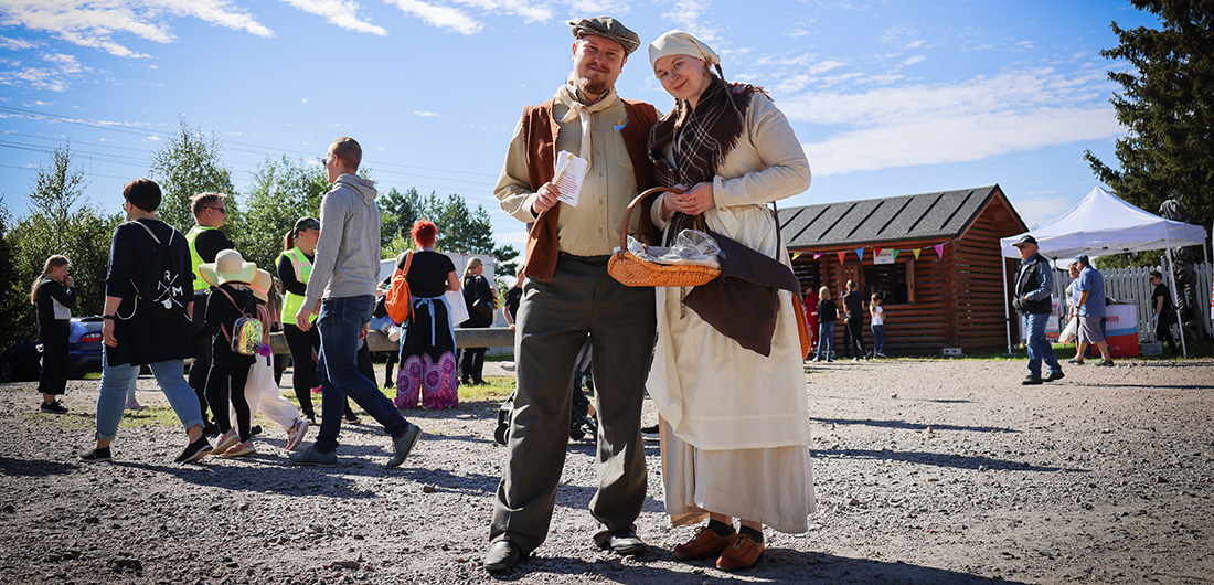 Elävöittäjät toivat tunnelmaa markkinoille – Vilho Lampi ja Krankan piika seisovat markkina-alueella asuissaan.