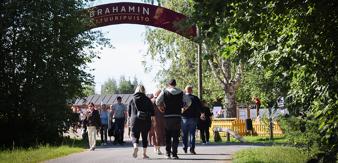 Markkina-alueelle käveleviä ihmisiä Aabramintiellä. Limingassa.