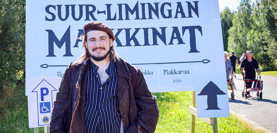 Rosvo-Perttunen Suur-Limingan markkinat kyltin edessä.