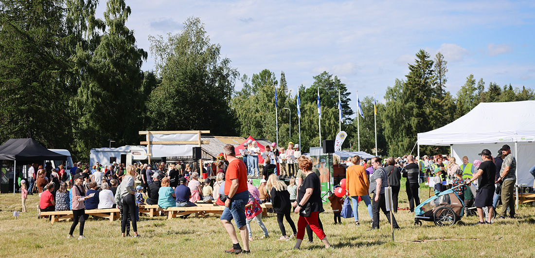 Viikateniiton MM-kisaväkeä pellolla.