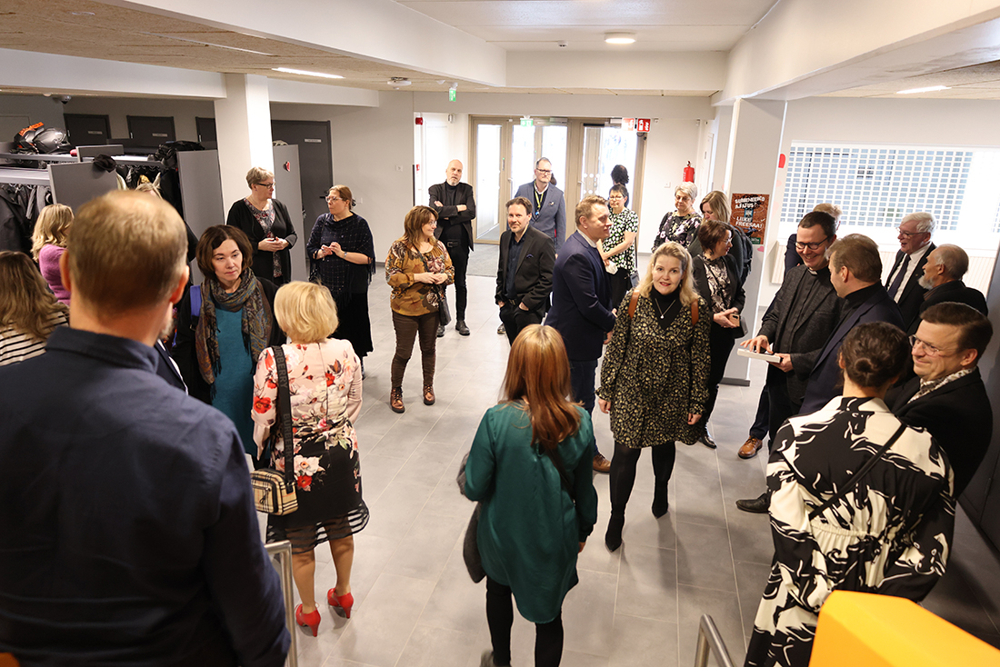 Aula täynnä Limingan lukion vihkiäistilaisuuden vieraita.