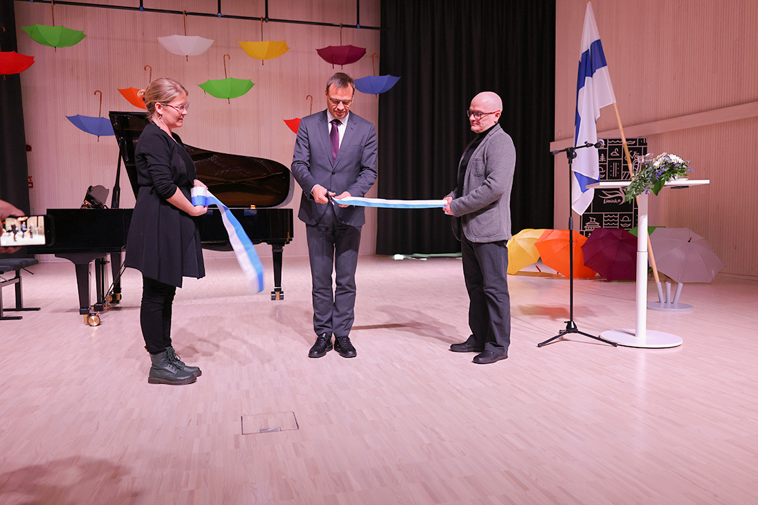 Nauhanleikkaus Limingan lukion vihkiäistilaisuudessa.