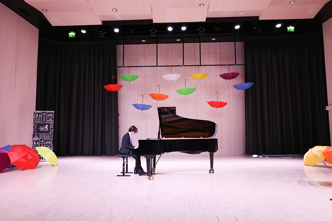 Pianonsoitonopiskelija soittaa flyygeliä Heikki Sarvela -salissa.