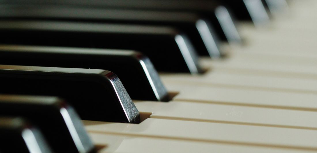 Pianon mustavalkoiset koskettimet.