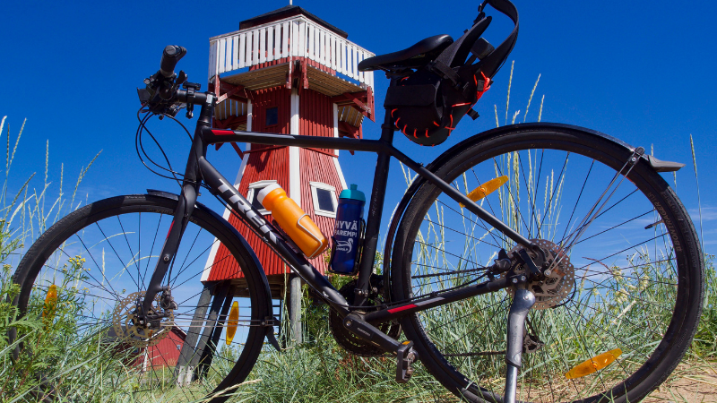 Pyörä Varessäikällä majakan edessä