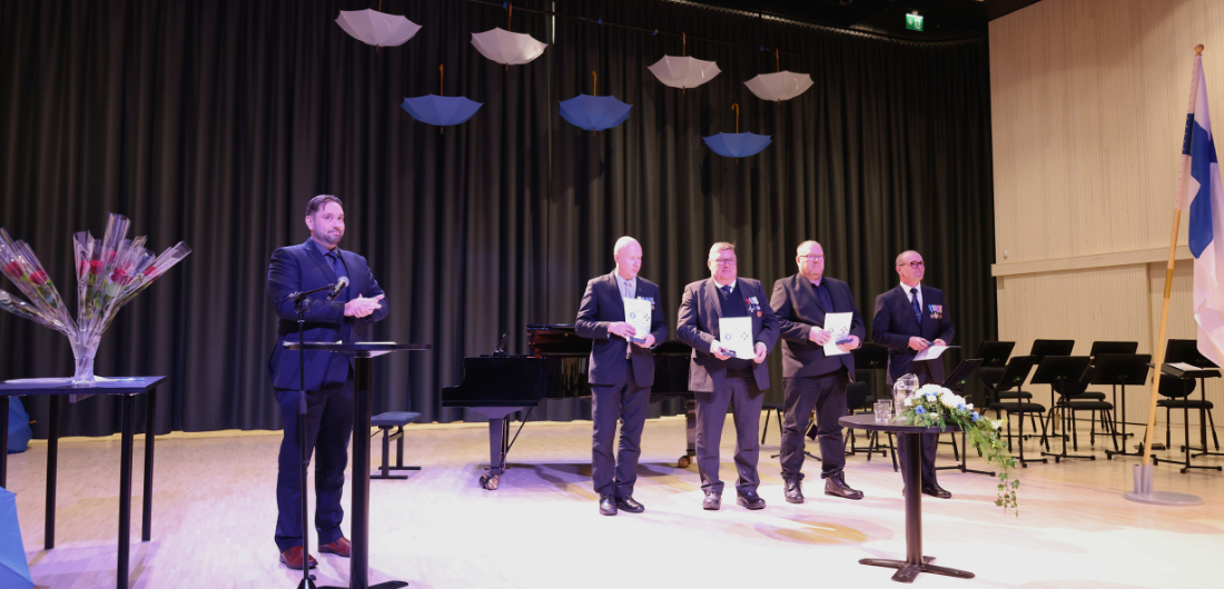 Reserviläisiä palkitaan itsenäisyyspäivänjuhlassa, Heikki Sarvela -salissa.