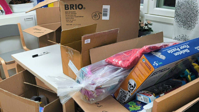 Suuri kasa pahvilaatikoita joiden sisällä lelupakkauksia.