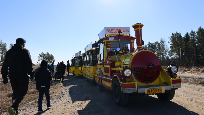 Potnapekka kyyditsi liminkalaisia Kotirannan karnevaaleilla.