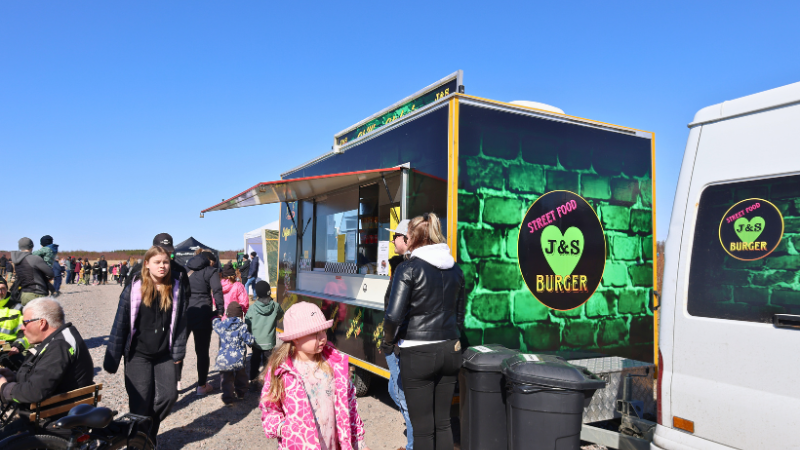 J&S Burgerin ruokavaunu Kotirannan karnevaaleilla.