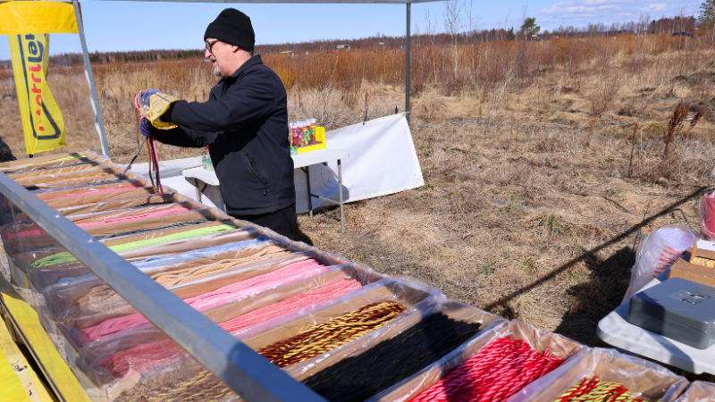 Karnevaaleilla oli myynnissä metrilakua.