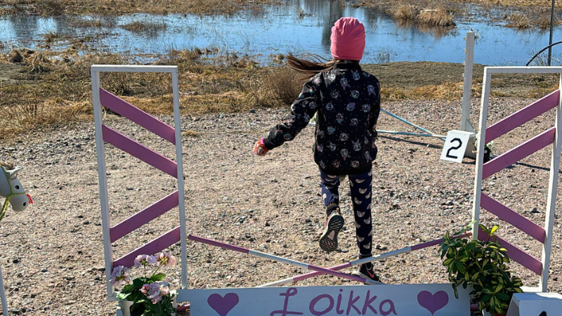 Kotirannan karnevaaleilla pääsi hyppäämään keppihevosradan.