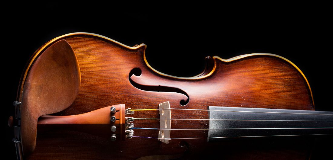 Sello kyljellään mustaa taustaa vasten.