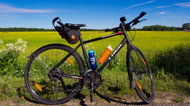 Pyörä rapsipellon edessä aurinkoisella säällä