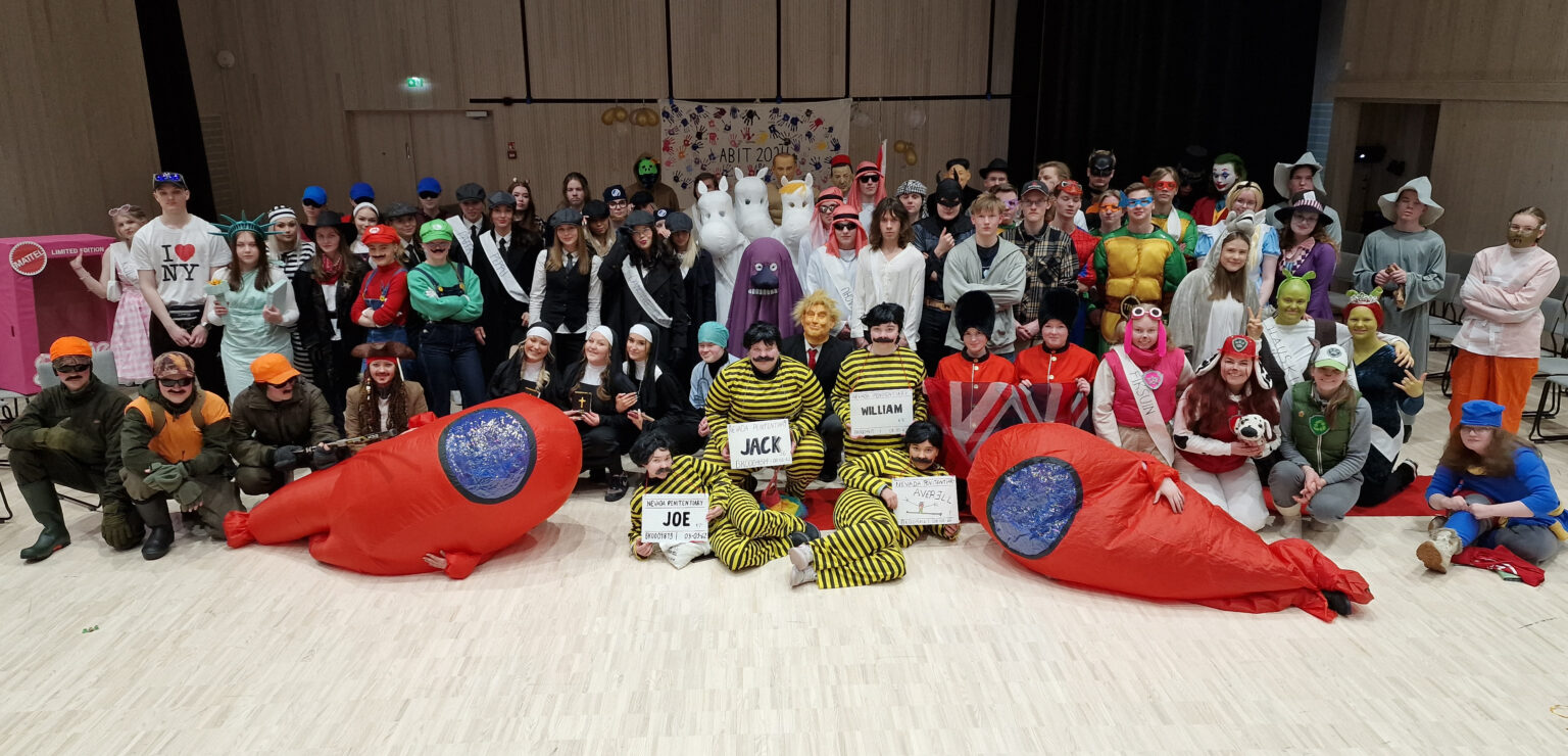 Limingan lukion kevään 2024 abiturientit yhteispotretissa