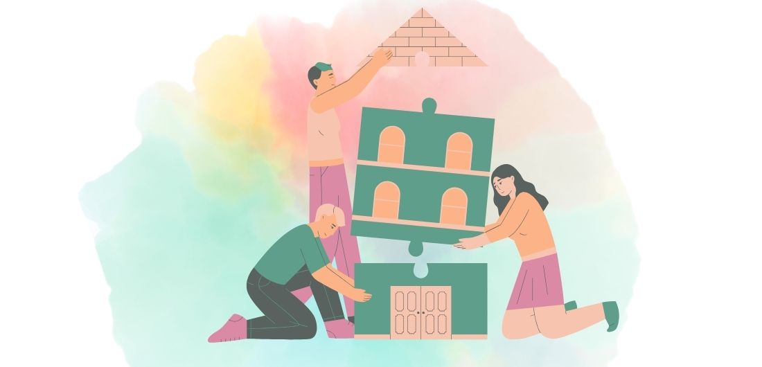 Kolme piirrettyä henkilöä rakentaa hanketaloa palikoista.