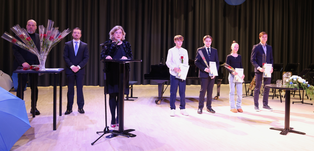 Itsenäisyyspäiväjuhlassa palkitut urheilutoimijat ja sivistys- ja hyvinvointilautakunnan puheenjohtaja.