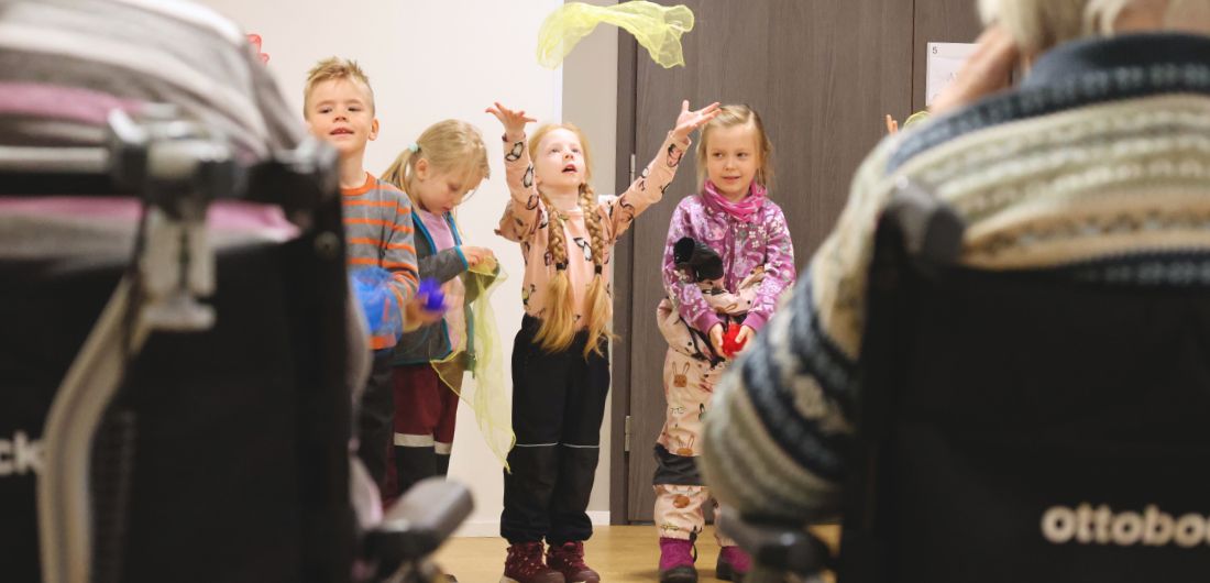 Pieni tyttö heittää sifonkiliinaa laauluesityksessä.