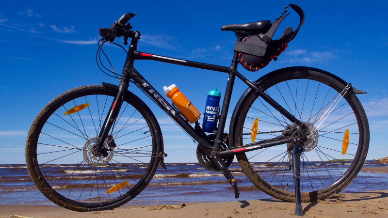 Pyörä rannalla meren edessä