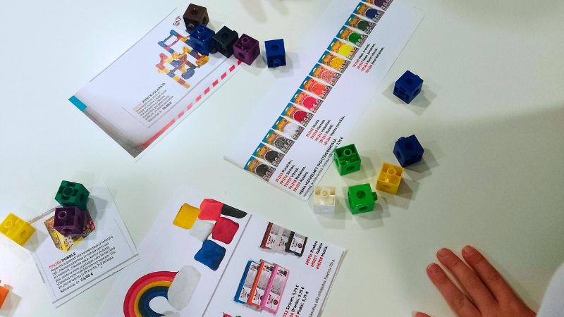 Pöydälle levitettyjä lelujen kuvia, joita äänestetty lelupalikoilla.