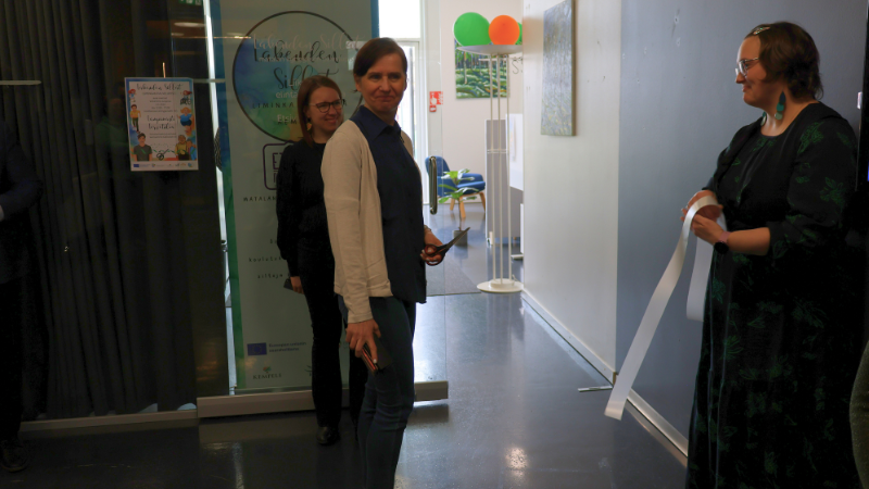 Eliisa Tornberg leikkasi Lakeuden sillat -palvelupisteen nauhan.