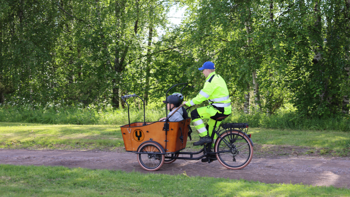 Lapsia cargo-pyörän kyydissä.