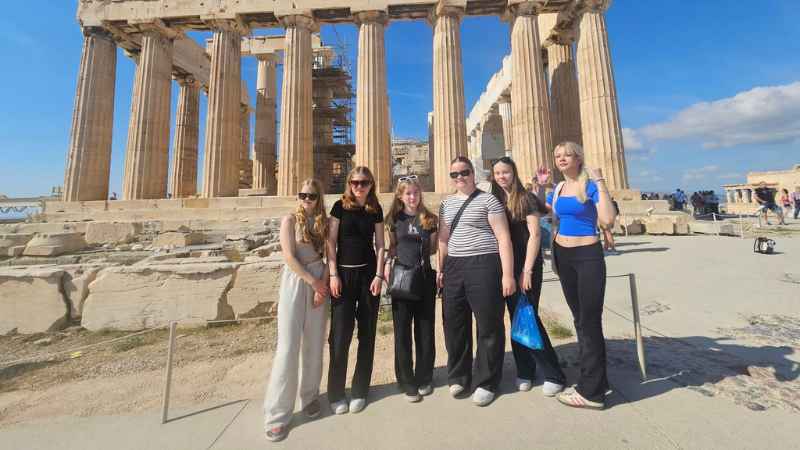 Liminganlahden koulun oppilaita Ateenan Akropolis-kukkulalla.