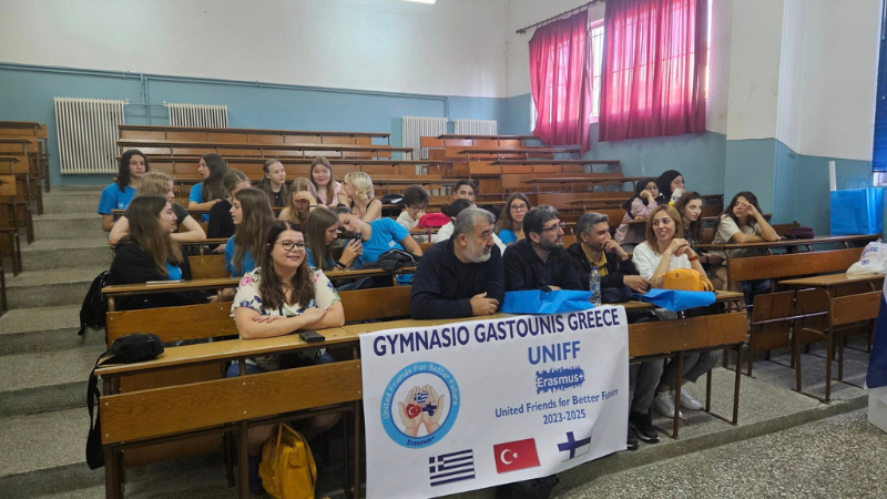 Kouluhankkeen oppilaita luokassa.