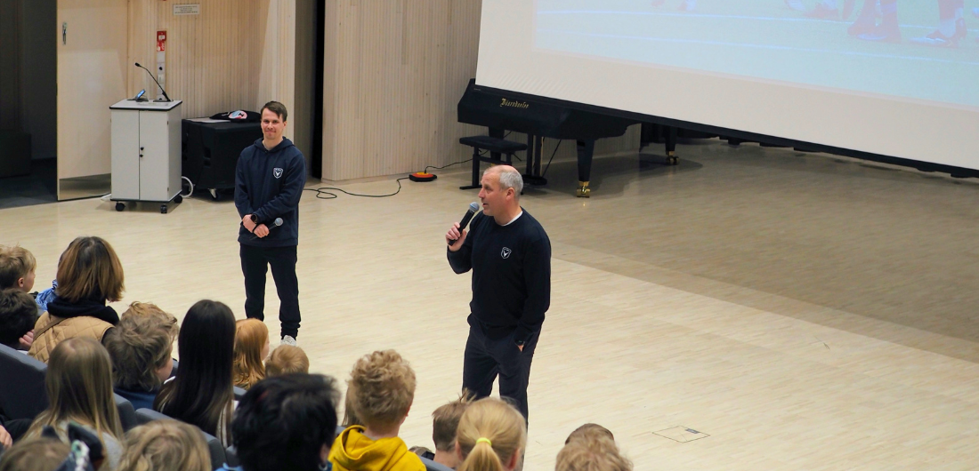 Valokuvassa AC Oulun joukkueen edustajat Heikki Sarvela -salissa.