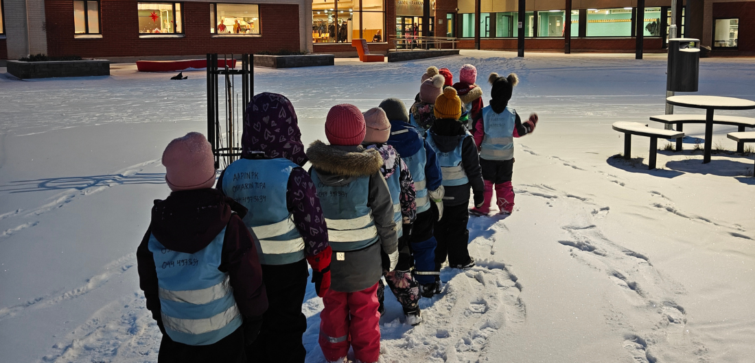 Aapin päiväkodin lapset lumisella Liminganlahden koulun pihalla.