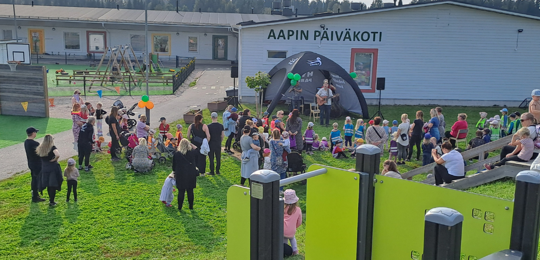 Aapin päiväkodin pihan avajaiset.