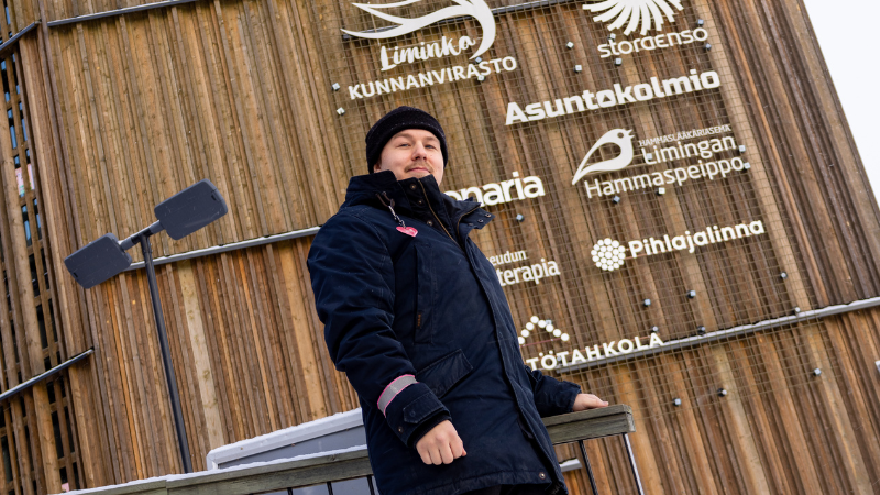 Aatu Jämsä Lakeustalon edessä talvella.