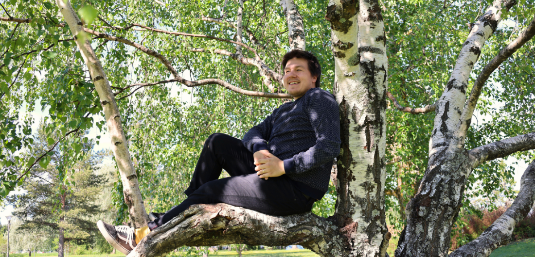 Aatu Jämsä koivun oksalla.