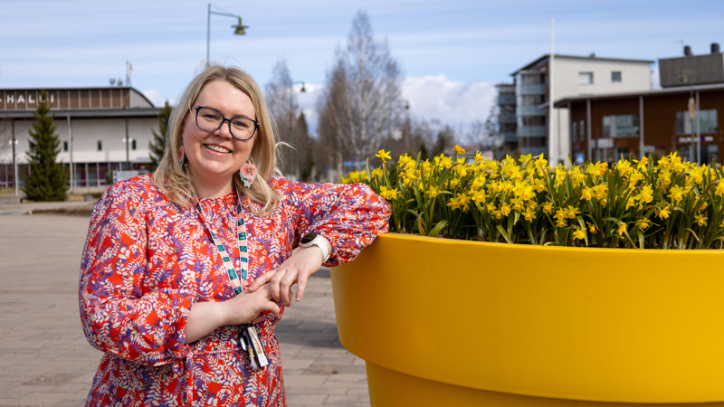 Anna Uusitalo seisoo suuren kukkaruukun vieressä Limingan torilla.