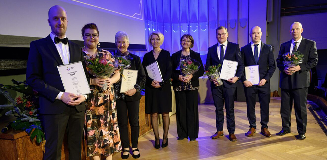 Antti Suominen ja Nea Tuomaala ottivat vastaan palkinnon Tärkeissä töissä -gaalassa muiden palkittujen kanssa.