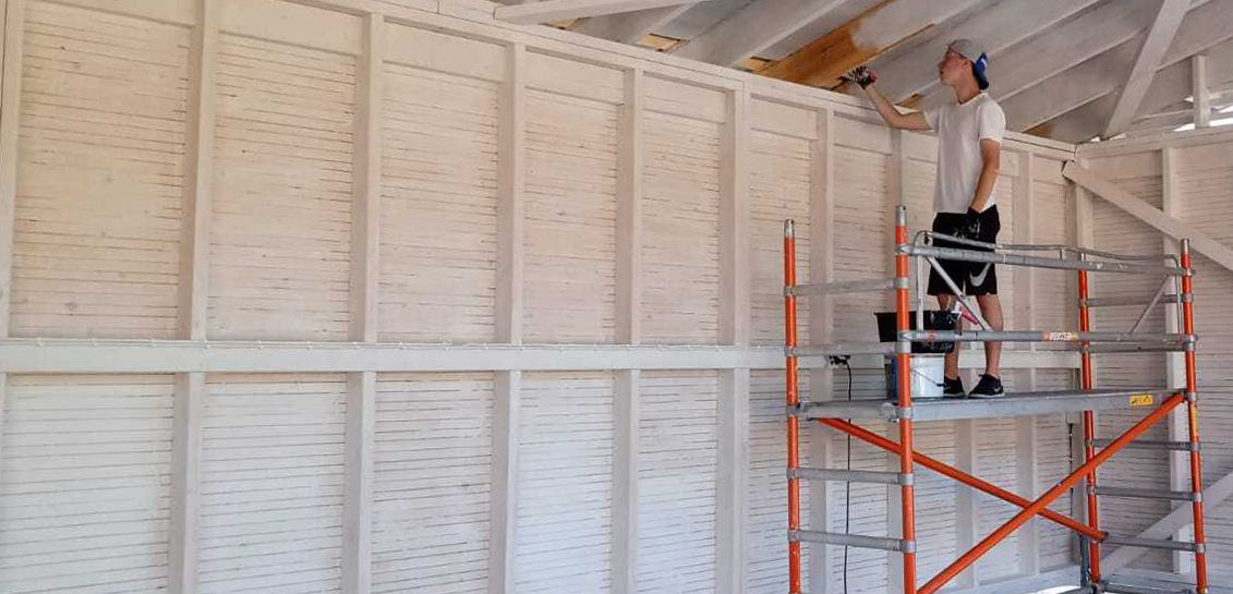 Maalari maalaa katosta