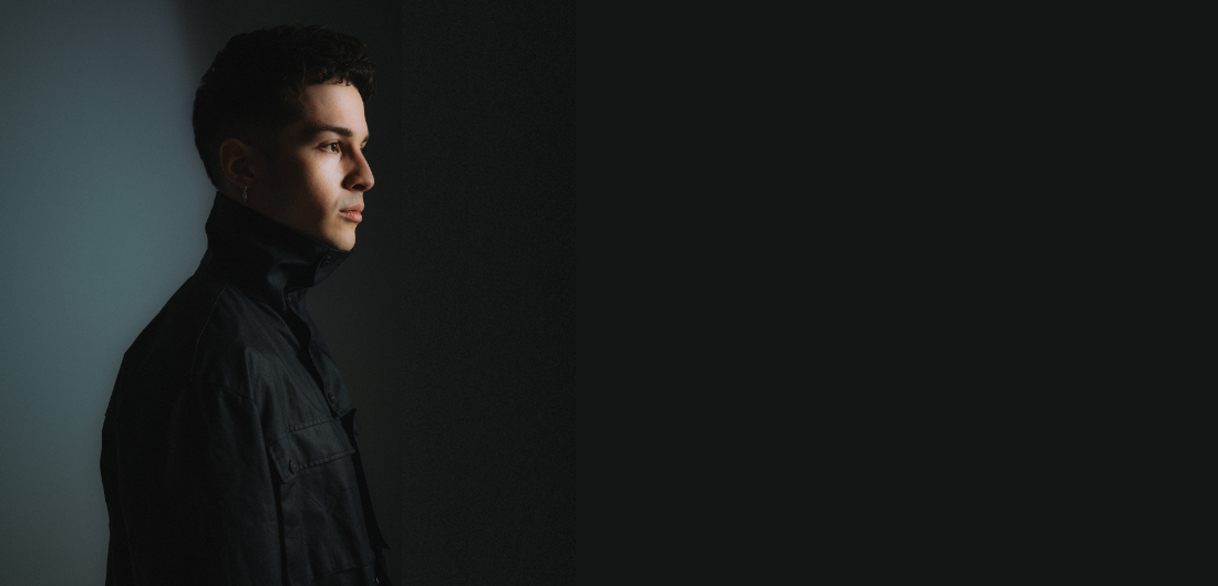 Areksen sivuprofiili tummaa taustaa vasten