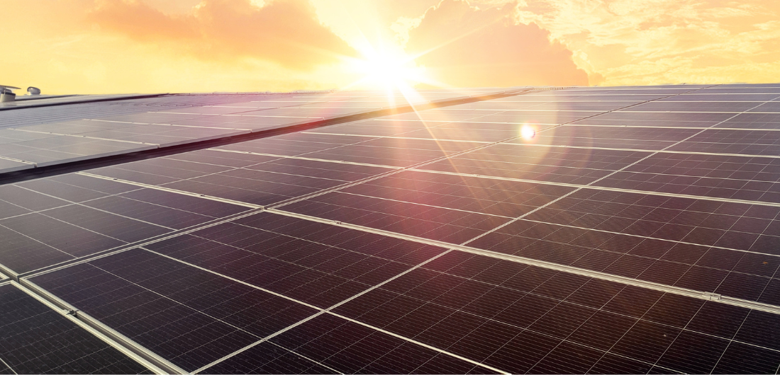 Aurinkopaneeleja auringonpaisteessa.