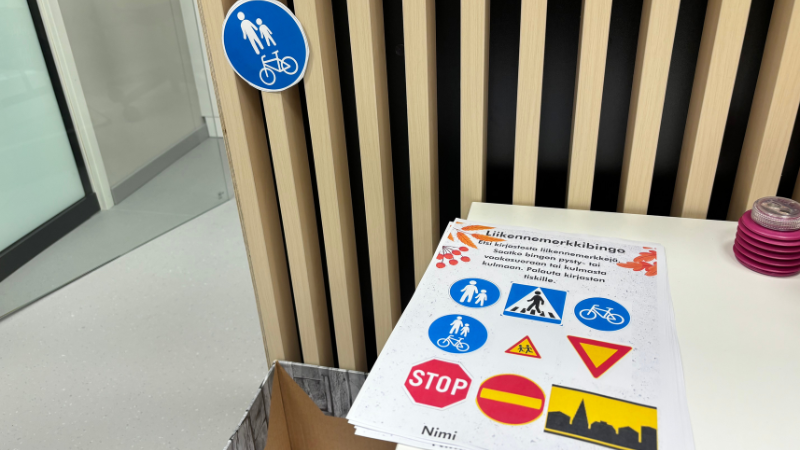 Liikennemerkkibingo Tupoksen kirjastolla.