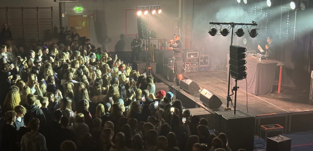 Kuva Krankka-areenan suuresta keikkayleisöstä.